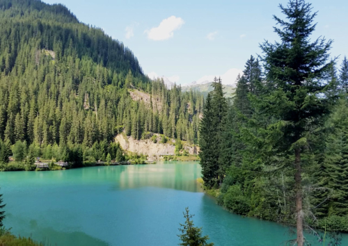 Kristallblauer Bergsee in Österreich