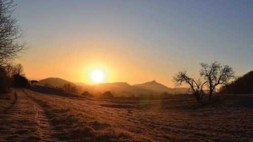 Sonnenaufgang mit Sicht auf Berge
